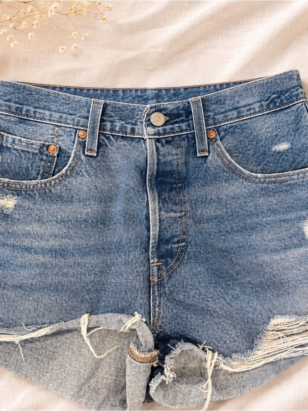 Levi’s Premium Distressed Denim Cutoff Shorts Size 28